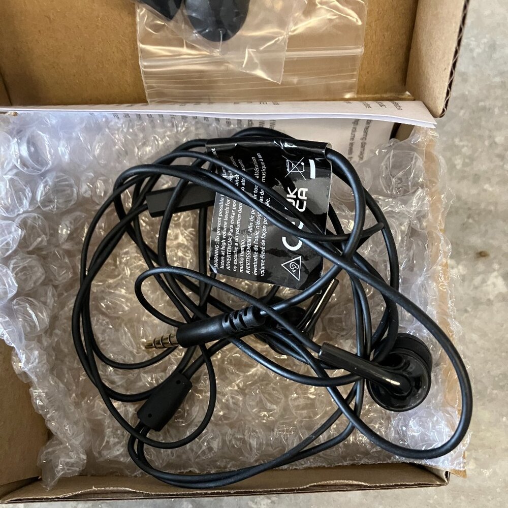 New Black In-Ear Wired Headphones Earbuds NIB